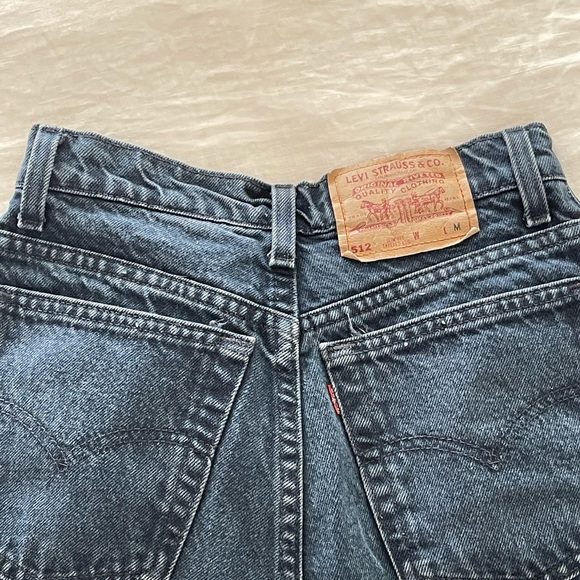 The perfect vintage Levi’s dark wash mom jeans - Picture 4 of 5